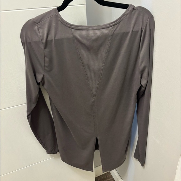 Athleta Split Back Essence Semi Fit Long Sleeve Top Taupe Gray Small - Picture 3 of 3